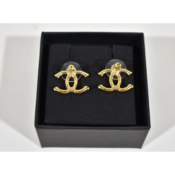 Chanel 23A Gold Hammered Interlocking CC Logo Classic Statement Stud Earrings - Picture 12 of 12